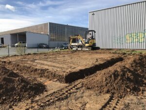 Trampoline gonflable qui nécessite une installation.
