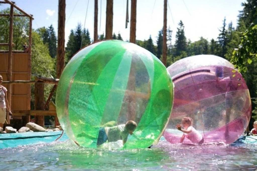 Animation waterballs sur bassin gonflable étanche.