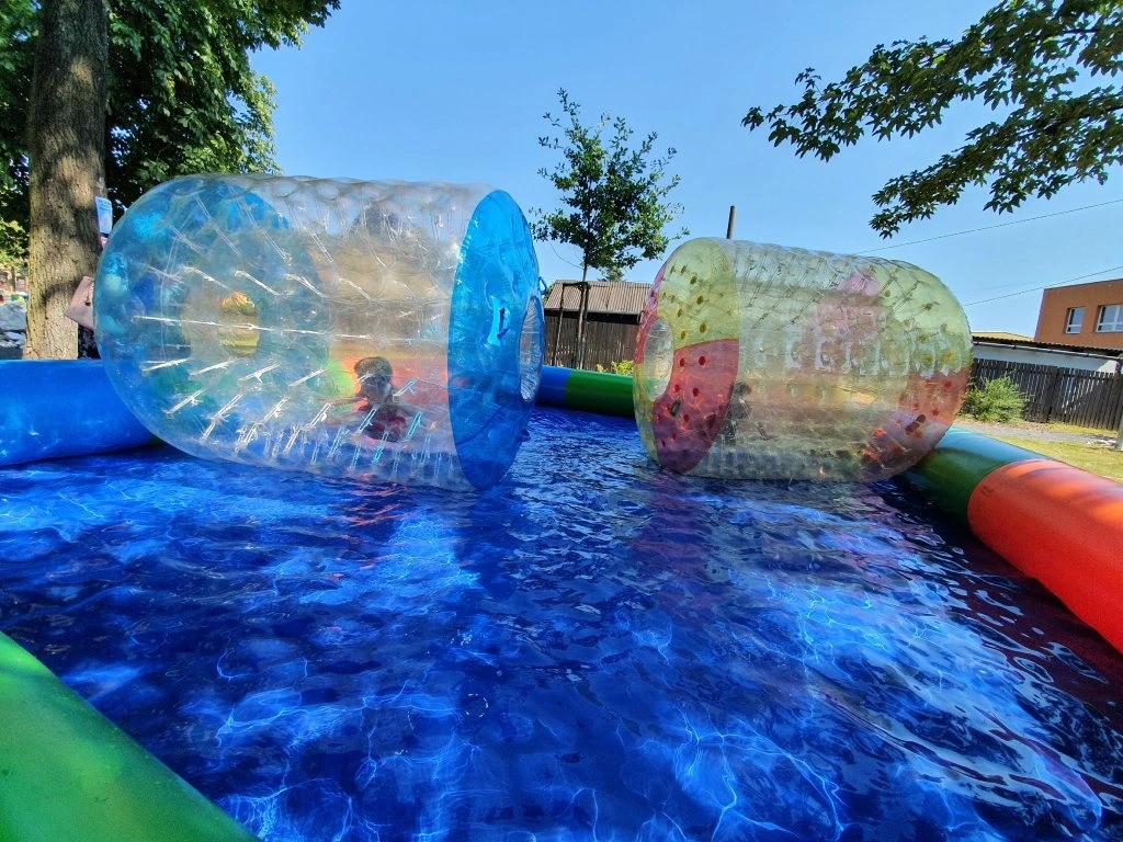 Water roller gonflable petit TPU sur un bassin gonflable