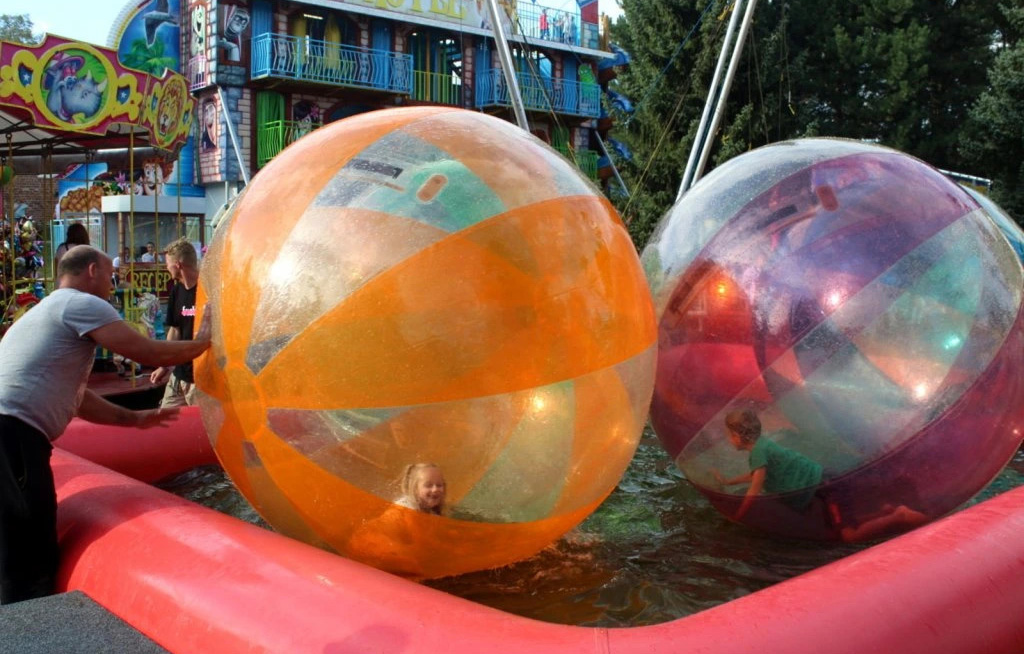Animation waterballs sur bassin gonflable étanche.