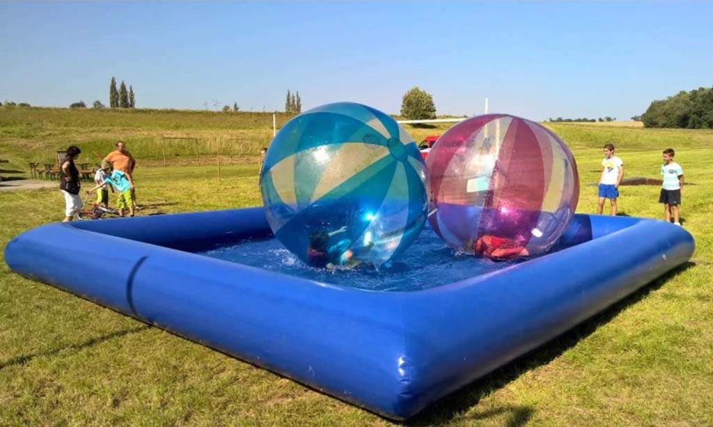 Animation waterballs sur bassin gonflable étanche.