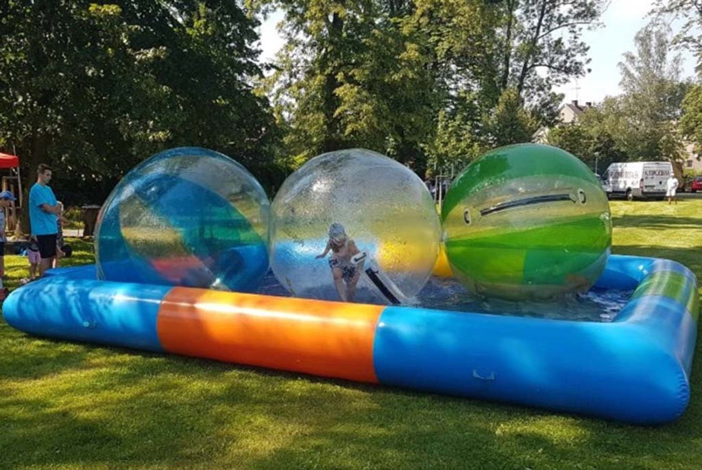 Animation waterballs sur bassin gonflable étanche.