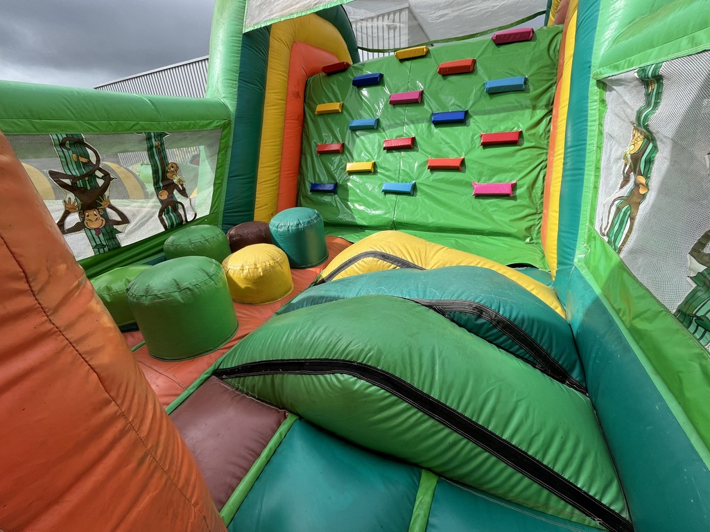 Parcours gonflable singe occasion avec jeux et toboggan