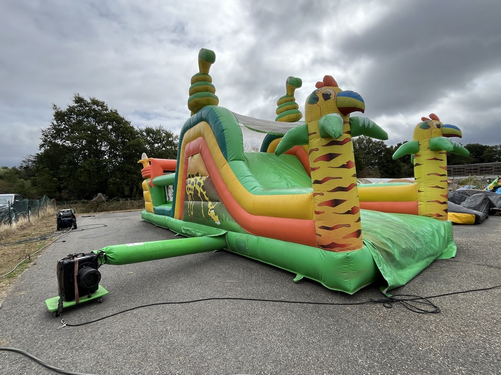 Parcours gonflable singe occasion avec jeux et toboggan