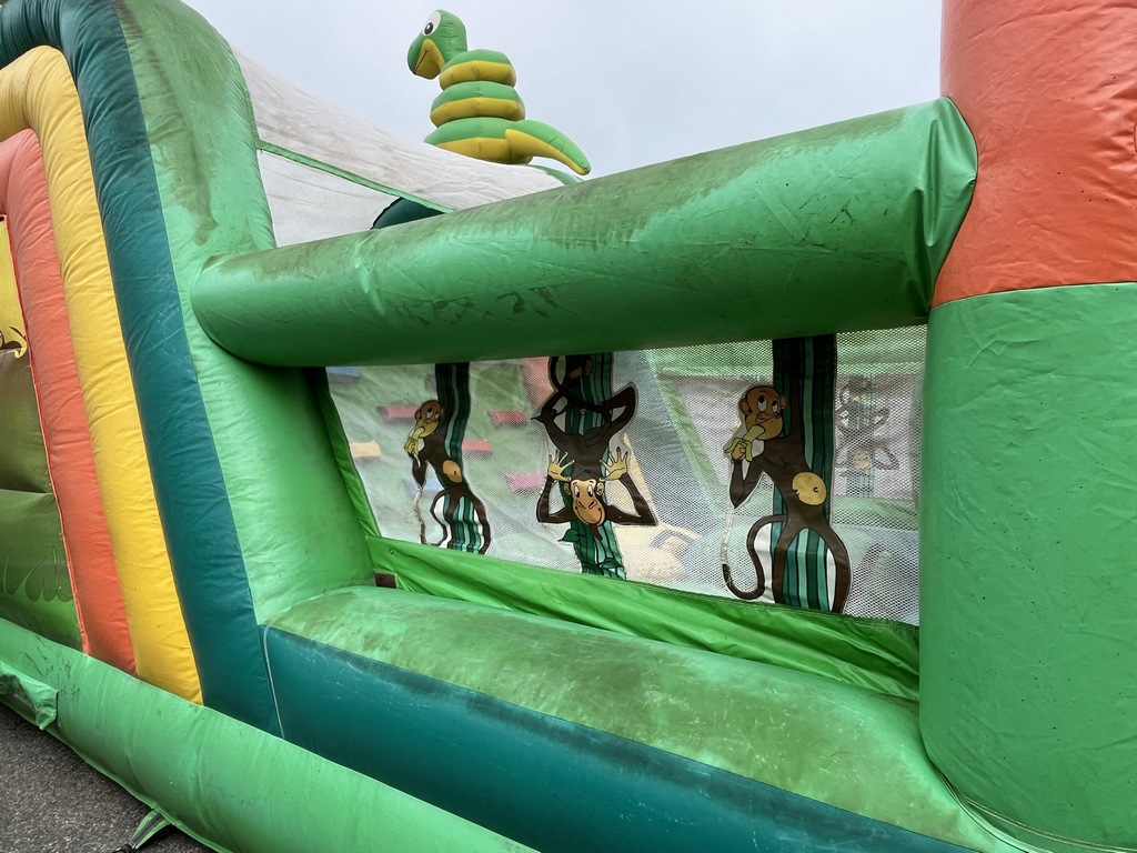 Parcours gonflable singe occasion avec jeux et toboggan