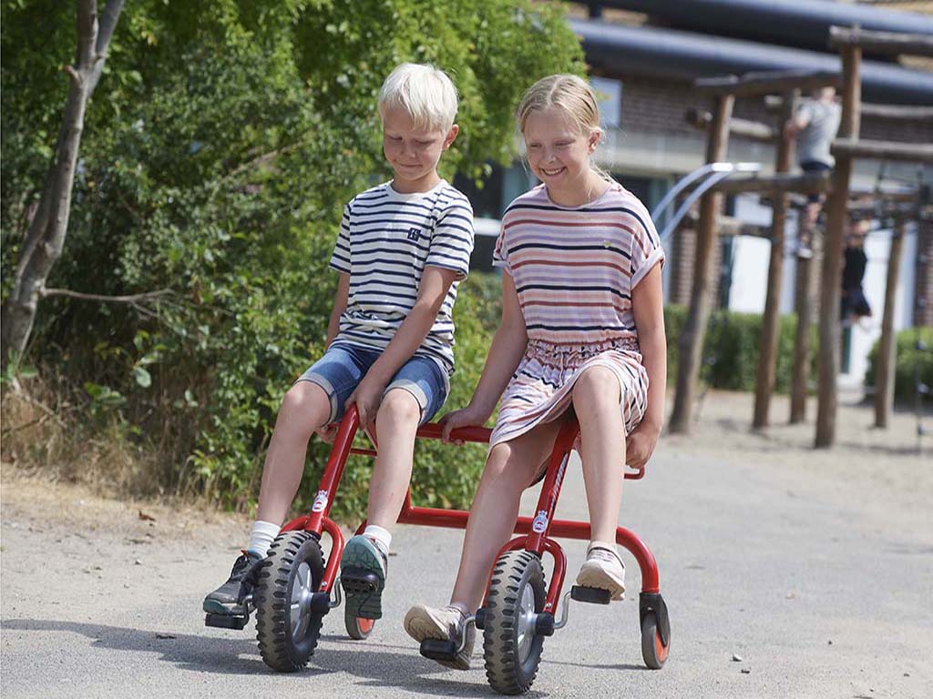 Vélo duo enfants ou twin bike. Un jeu roulant à deux.