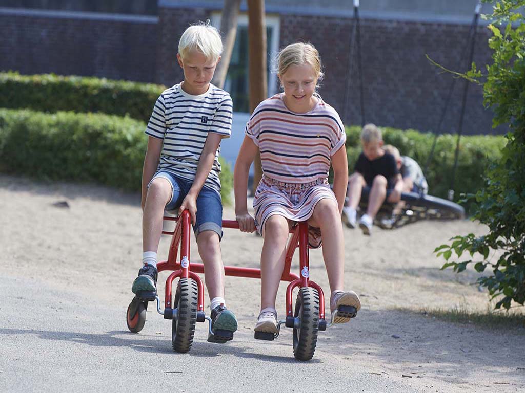 Vélo duo enfants ou twin bike. Un jeu roulant à deux.